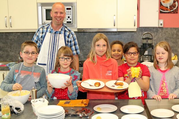 Konrektor Markus Reim zusammen mit Schülern beim Kochen. ARCHIVFOTO: ANDREAS DUNKER