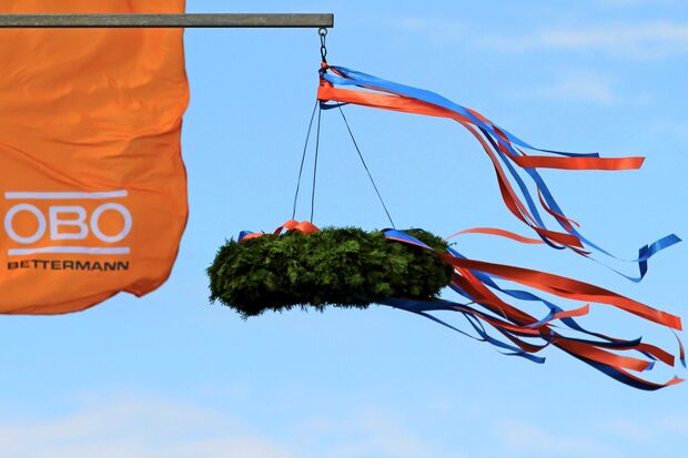 Richtkranz und Firmenfahne von OBO Bettermann flattern im Wind. FOTO: ANDREAS DUNKER