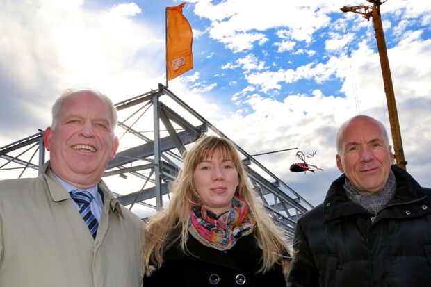 FAM-Geschäftsführer Franz-Josef Barkhaus sowie die Architekten Carolin und Paul J. Schüpstuhl aus Wickede (von links)  beim Richtfest vor dem neuen Hangar 4 FOTO: ANDREAS DUNKER