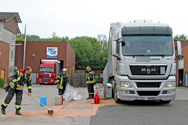 Der Dieseltank des Lkw wurde von einer scharfen Kante aus Metall aufgerissen. Der Kraftstoff lief teilweise aus. FOTO: ANDREAS DUNKER