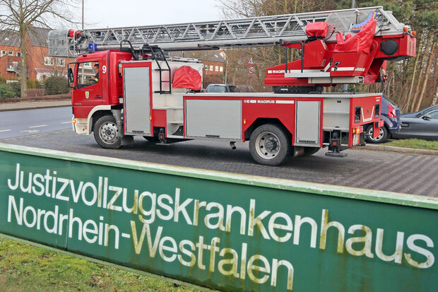 Drehleiterwagen der Feuerwehr am Justizvollzugskrankenhaus in Fröndenberg FOTO: ANDREAS DUNKER