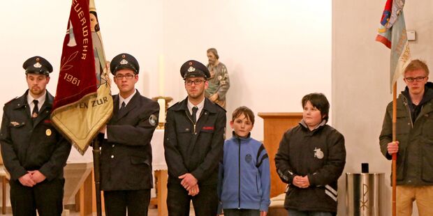 Aufstellung der Fahnenabordnungen der Feuerwehr-Löschgruppe Echthausen neben dem Altarraum FOTO: ANDREAS DUNKER