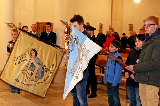Fahnenabordnungen der Feuerwehr-Löschgruppe Echthausen in der St.-Vinzenz-Kirche FOTO: ANDREAS DUNKER