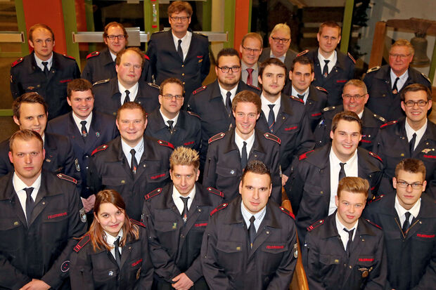 Aus- und weitergebildet, neu ernannt und geehrt: Mitglieder der Freiwilligen Feuerwehr der Gemeinde Wickede (Ruhr) zusammen mit den Wickeder Rathaus-Chefs und dem Soester Kreisbrandmeister. FOTO: ANDREAS DUNKER