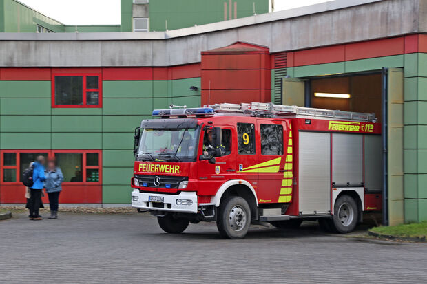 Ein Feuerwehrfahrzeug verläßt die Sicherheitsschleuse des Fröndenberger Justizkrankenhauses FOTO: ANDREAS DUNKER