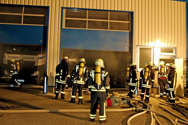 Wehrleute aus Echthausen und Wimbern sowie sogar Voßwinkel waren bei der Übung im Einsatz. FOTO: ANDREAS DUNKER