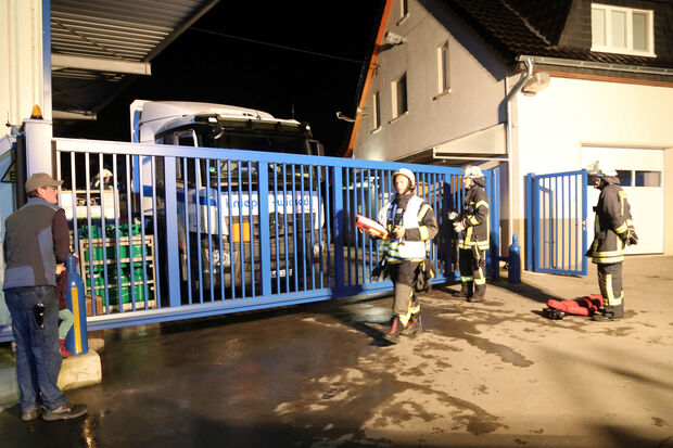Junior-Chef Fabian Knieper unterstützte die Feuerwehr bei ihrer Übung in dem Familienunternehmen. FOTO: ANDREAS DUNKER