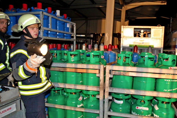 Suchten bei der Übung zwischen den Paletten mit Propangasflaschen noch Vermisste: die Feuerwehrleute aus Echthausen. FOTO: ANDREAS DUNKER