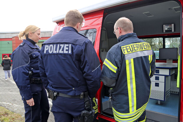 Lagebesprechung von Polizei und Feuerwehr FOTO: ANDREAS DUNKER