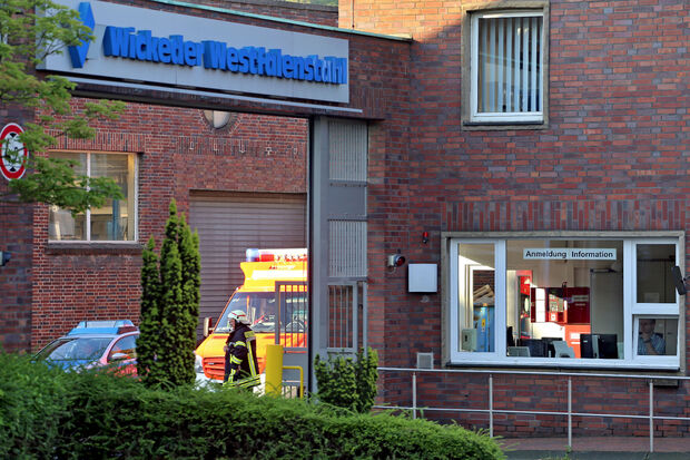 Ein Streifenwagen der Polizei und ein Rettungstransportwagen auf dem Gelände von "Wickeder Westfalenstahl" FOTO: ANDREAS DUNKER