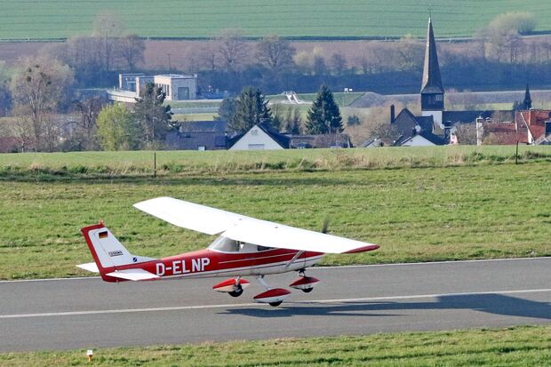 Ein startendes Flugzeug auf dem Verkehrslandeplatz Arnsberg-Menden ARCHIVFOTO: ANDREAS DUNKER