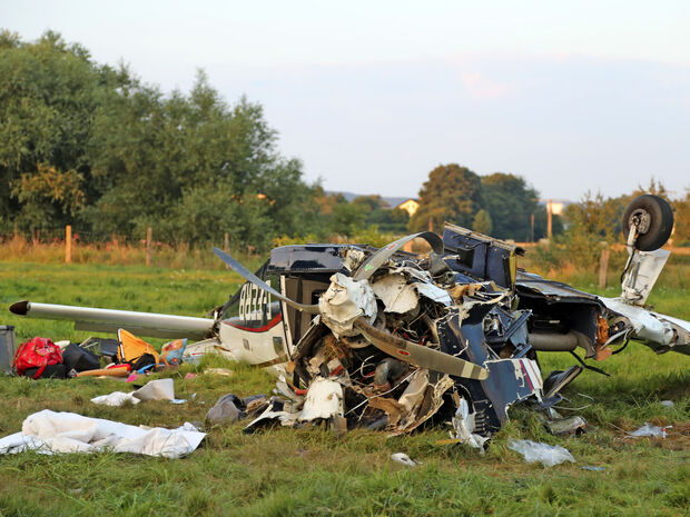 Das völlig zerstörte Motorflugzeug in den Ruhrwiesen zwischen Wickede und Fröndenberg ARCHIVFOTO: ANDREAS DUNKER