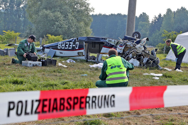 Mitarbeiter der „Bundesstelle für Flugunfalluntersuchung“ (BFU) aus Braunschweig am Unglücksort des Flugzeugabsturzes bei der Untersuchung. – Das Wrack als wichtiges Beweismittel wurde inzwischen angeblich verschrottet. ARCHIVFOTO: ANDREAS DUNKER