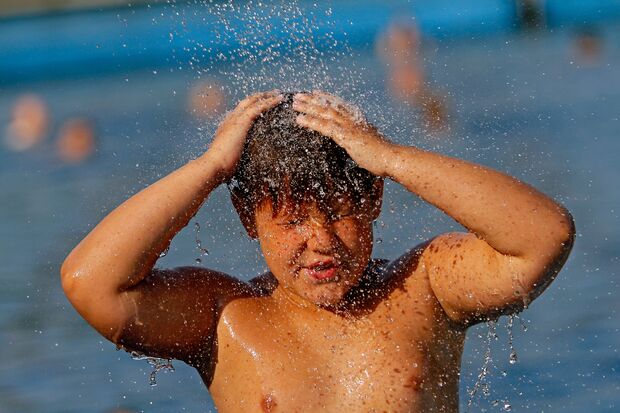 Erfrischende Brise: Waschwasser aus der Dusche im Wickeder Freibad ARCHIVFOTO: ANDREAS DUNKER