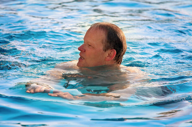 Bürgermeister Dr. Martin Michalzik (CDU) zog zur Saisoneröffnung am heutigen Siebten gegen sieben Uhr selbst einige Schwimmbahnen durchs Becken im Wickeder Freibad. FOTO: ANDREAS DUNKER 