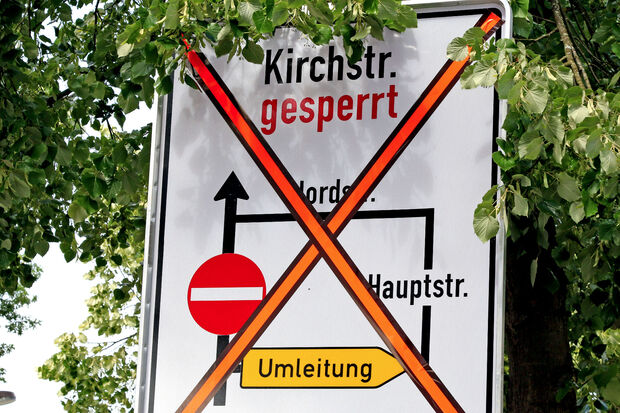 Bereits aufgestellt: die Umleitungsschilder für Kirch- und Nordstraße FOTO: ANDREAS DUNKER
