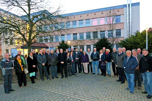 Der Gemeinderat von Wickede (Ruhr) vor der ZUE in Wimbern ARCHIVFOTO: ANDREAS DUNKER