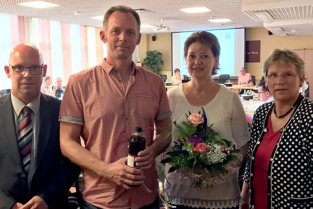 Im "Schulausschuss" des politischen Rates der Gemeinde Wickede (Ruhr) hatten Vorsitzender Norbert Spieth (SPD, links) und stellvertretende Bürgermeisterin Gertrud Martin (CDU, rechts) am Mittwochabend den Schulpflegschaftsvertreter Thorsten Neuhaus und die kommissarische Schulleiterin Ines Kister aus ihren Reihen verabschiedet. Denn nach den Sommerferien gibt es keine Gerken-Hauptschule mehr, die sie bislang im Schulausschuss vertraten. Zum Dank für die langjährige Mitarbeit gab es für beide ein Geschenk. FOTO: ANDREAS DUNKER