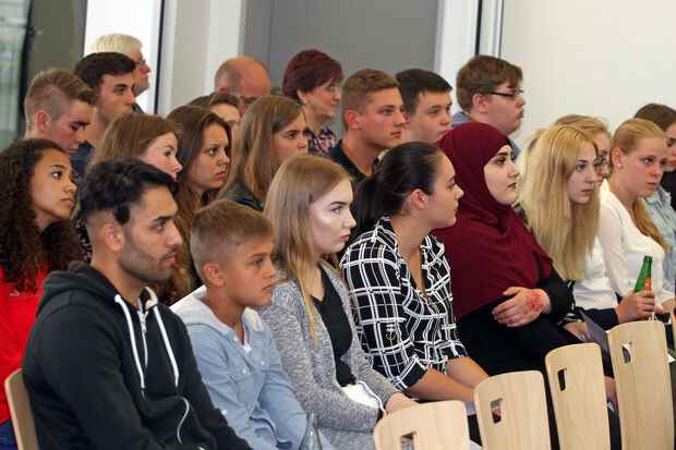 Schüler des letzten Jahrgangs der Wickeder Gerken-Hauptschule waren auch unter den geladenen Gästen. FOTO: ANDREAS DUNKER