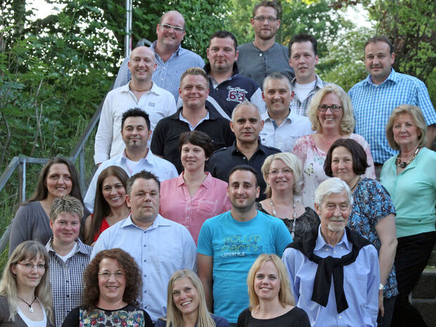 Nicht mit auf dem Gruppenbild: Adis Nuhanovic, der "zwischendurch" mal noch kurz zu einem Partyservice-Termin außer Haus musste. Denn auch der Gastronom des Restaurants "Bürgerstuben" gehört zum Entlassjahrgang 1990 der Gerken-Schule. Als ehemaliger Mitschüler und heutiger Bürgerstuben-Wirt hatte er also eine Doppelrolle als Gast und Gastgeber. FOTO: ANDREAS DUNKER