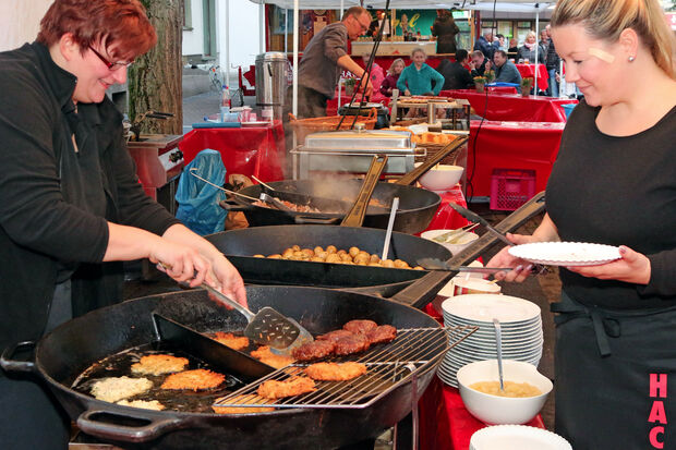 Frische Reibeplätzchen gibt es beim Lanfer-Fest in Wickede. FOTO: ANDREAS DUNKER