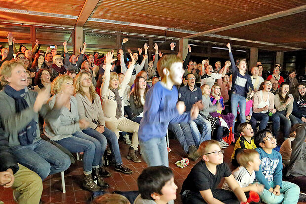 Jubel bei den Wickeder Handball-Fans beim Publikc-Viewing im Foyer der Gerken-Sporthalle FOTO: ANDREAS DUNKER