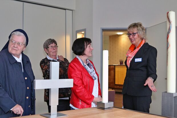 Eine Gruppe unter Leitung von Ute Lessmeier bei der Besichtigung der neuen Hauskapelle der Häuser St. Raphael FOTO: ANDREAS DUNKER