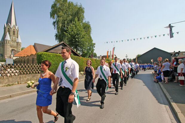 Die Hofstaatpaare kamen großteils aus Wickede, Wiehagen und Schlückingen FOTO: ANDREAS DUNKER