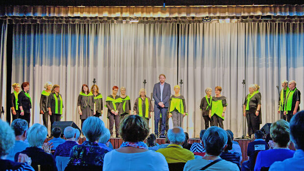 Für den Gospelchor "CornerStones" unter Leitung von Daniel Pütz aus Balve war es ebenso wie für die meisten anderen Musiker und Sänger am Sonntag wieder der erste Bühnenauftritt nach langer Corona-Pause. FOTO: ANDREAS DUNKER