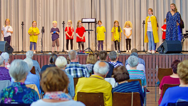 Auszüge aus dem Kindermusical "Kunterbunt" präsentierten die Steppkes unter musikalischer Leitung von Johanna Klotz (rechts). FOTO: ANDREAS DUNKER