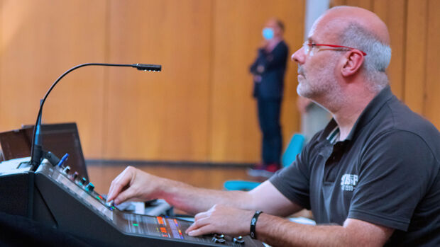 Die Veranstaltungstechniker Ralf (Bild) und Martin Burzan sorgten für den richtigen Ton. Unterstützt wurden sie dabei von Robin Kemper. FOTO: ANDREAS DUNKER