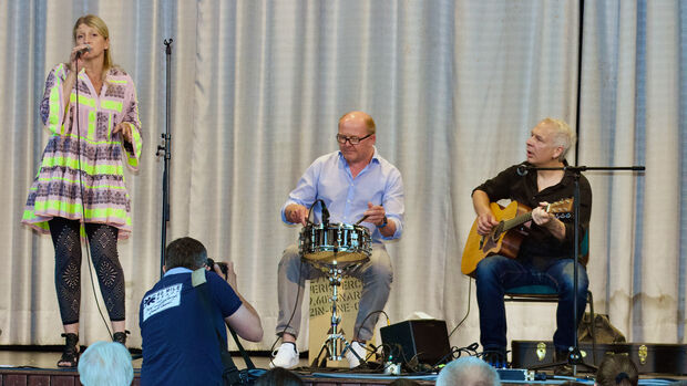 Das „Trio Dori“ mit dem Wickeder Gitarristen Martin Hüttenbrink (rechts) eröffnete den musikalischen Reigen. FOTO: ANDREAS DUNKER