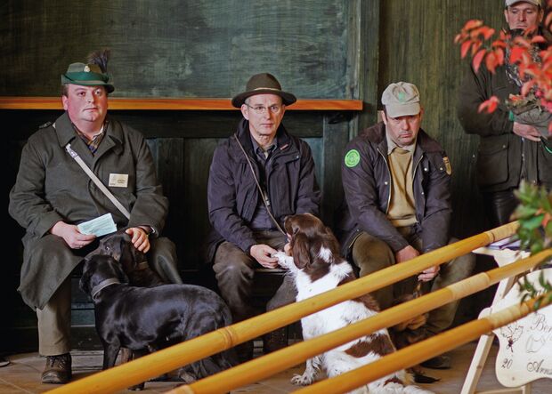 Hundeführer am Altar (von links): Revieroberförster Ansgar Breuer (Lüerwald), Jäger Klaus Linke (Wickede) und Revieroberförster Michael Dickmann (Echthausen) FOTO: ANDREAS DUNKER