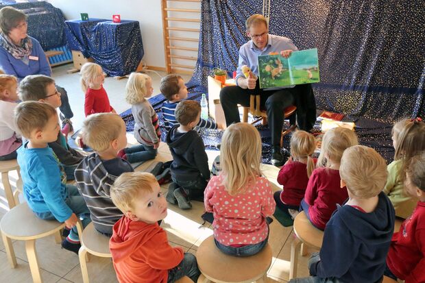 Bürgermeister Dr. Martin Michalzik beim Vorlesen im Josef-Kindergarten FOTO: ANDREAS DUNKER