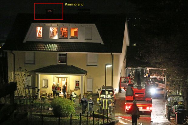 Ein Nachbar bemerkte glücklicherweise den Funkenflug aus dem Schornstein und alarmierte die Feuerwehr FOTO: ANDREAS DUNKER