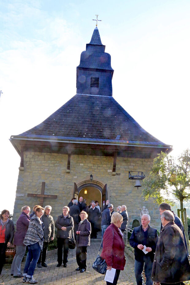 Vor der St.-Josef-Kapelle in Schlückingen: Gesprächsgruppen nach dem Gottesdienst FOTO: ANDREAS DUNKER