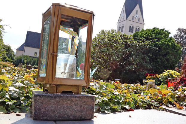 Grablichter waren das bevorzugte Ziel der brachialen Zerstörungswut. FOTO: ANDREAS DUNKER