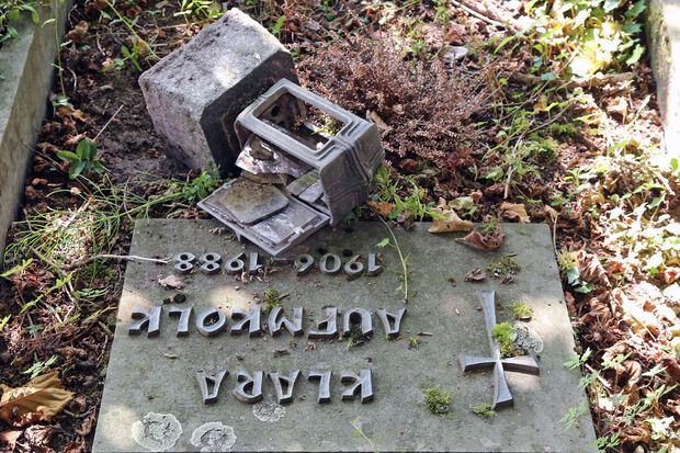 Viele Grablichter wurden offenbar umgetreten. FOTO: ANDREAS DUNKER