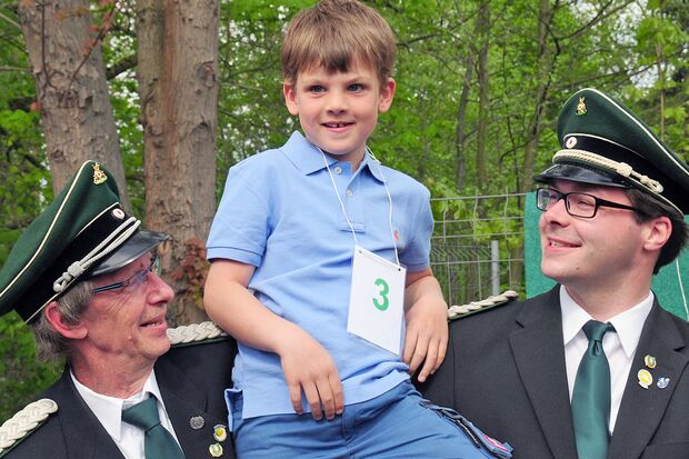 Der amtierende Kinderschützenkönig Alexander Knapp (8) aus Wimbern mit den Schützenoffizieren Detlef Carrie (links) und Alexander Schüpstuhl (rechts) ARCHIVFOTO: ANDREAS DUNKER