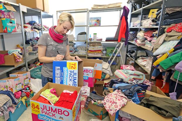 Ein Reportagefoto wie es journalistisch üblich ist: Volle Kleiderkammer für Kleinkinder – mit einer Mitarbeiterin. Die Dame wurde vom Fotografen vor der Aufnahme natürlich gefragt, ob sie mit einer Veröffentlichung einverstanden wäre. FOTO: ANDREAS DUNKER