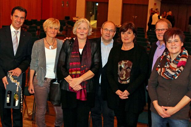 Volksbank-Vorstand Holger Georg Schwarz, Heidi Bertels (VHS), Ehepaar Klesse, Gastreferentin Christine Westermann, Bürgermeister Dr. Martin Michalzik und Susanne Modler von der Gemeindeverwaltung Wickede (Ruhr) (von links) FOTO: ANDREAS DUNKER
