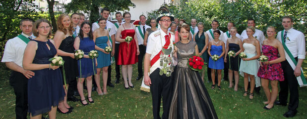 Das Büdericher Königspaar mit Hofstaat FOTO: ANDREAS DUNKER