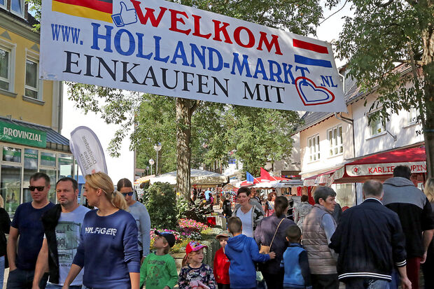 Am Sonntagmorgen lachte noch die Sonne über dem Holland-Markt in der Wickeder Ortsmitte. Ab Mittag änderte sich das Wetter allerdings und es legte sich eine graue Wolkenschicht über die Region. Dabei gab es auch Gewitter mit Blitz und Donner. Zwischendurch kam die Sonne allerdings immer wieder zum Vorschein. FOTO: ANDREAS DUNKER