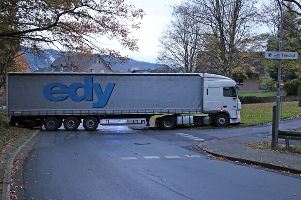 Stand nach einem missglückten Wendemanöver quer über der Straße am Hövelwald: ein rumänischer Lkw mit Auflieger. FOTO: ANDREAS DUNKER