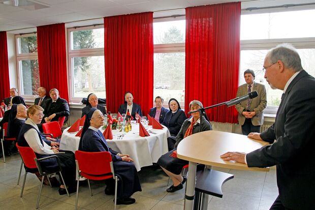 Randfigur: Klaus Bathen (rechts hinten)wird von vielen Wickedern für den Untergang des Wimberner Krankenhauses verantwortlich gemacht – Vorne rechts: Bürgermeister Hermann Arndt FOTO: ANDREAS DUNKER