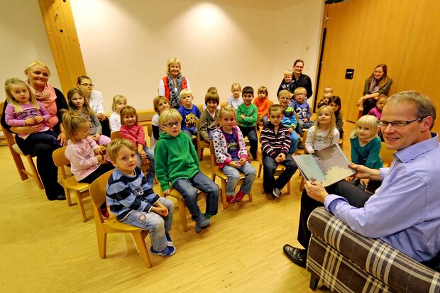 Bürgermeister Dr. Martin Michalzik beim Vorlesen im Marien-Kindergarten FOTO: ANDREAS DUNKER