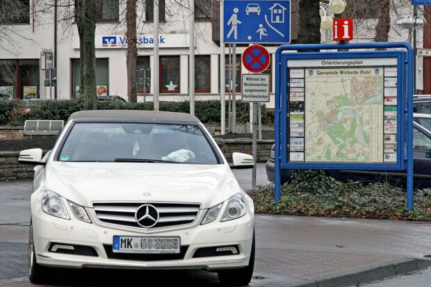 Das weiße Mercedes-Sportwagen-Cabriolet quer auf dem Taxi-Parkplatz in der Ortsmitte FOTO: ANDREAS DUNKER