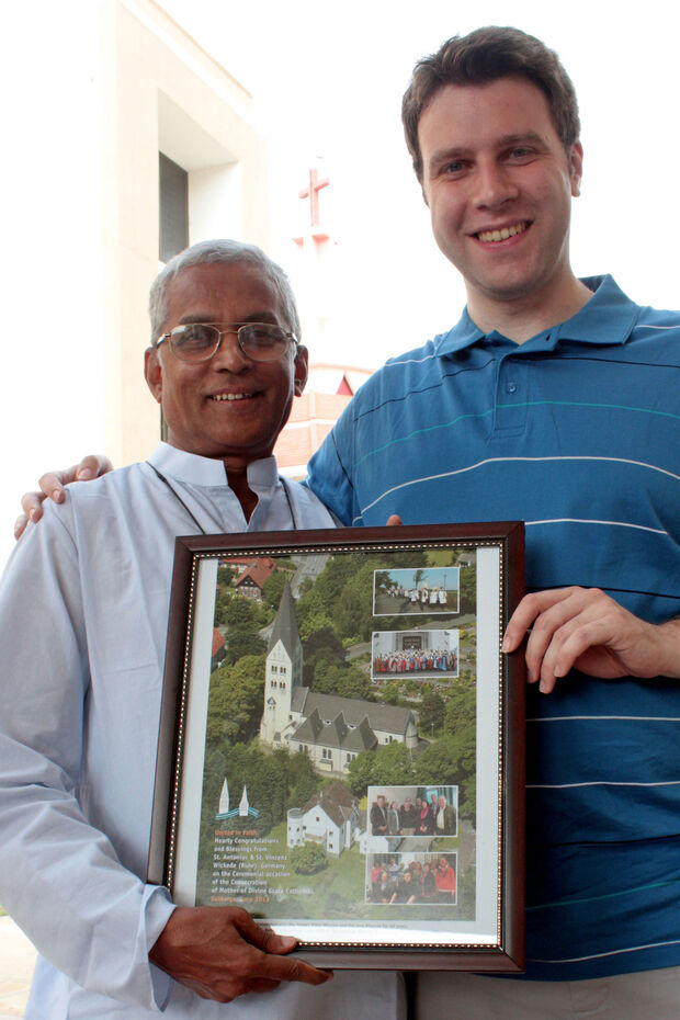 Bischof Robert Miranda (links) mit Lars Scholand vom Pfarrgemeinderat der katholischen St.-Antonius-Kirchengemeinde im Jahre 2013 in Gulbarga FOTO: PRIVAT