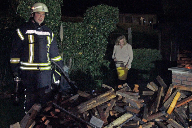 Kaminholzbrand am Hause Mischke in der Oberen Holmke FOTO: ANDREAS DUNKER