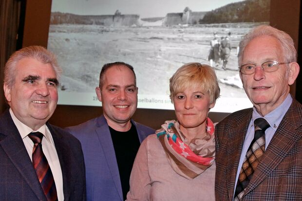 Wickedes Heinmatvereins-Vorsitzender Josef Kampmann, der neue Werler VHS-Leiter Marco Schlicht, die Wickeder VHS-Mitarbeiterin Heidi Bertels und Referent Karl-Heinz Wilmes aus Möhnesee-Günne (von links) FOTO: ANDREAS DUNKER